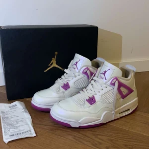 Jorden 4, ”Hyper Violet” - Säljer pga inte min stil längre. Använts några gånger men finns inga stora tecken på användning. Äkthetsbevis finns. Tillkommer med box & kvitto 