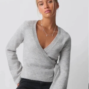 Wrap cardigan från gina!!  - INTRESSEKOLL på dennafina wrap cardigan från gina i nyskick ⭐️ storlek xs men funkar xs-s. slutsåld på hemsidan. Buda och skriv om ni har frågor eller liknande 🥰