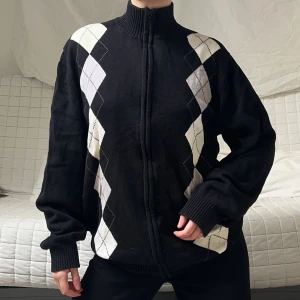 Svart Argyle Kofta - Säljer denna söta zipup i storlek XXL, välanvänt skick❤️