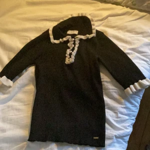 Blus. - Jag säljer den här jättegulliga blusen. Blusen är i stl s och är lite mindre än ett år gammal. Den är i väldigt bra skick och har inga hål eller liknande. Ursprungligen kostade tröjan 399