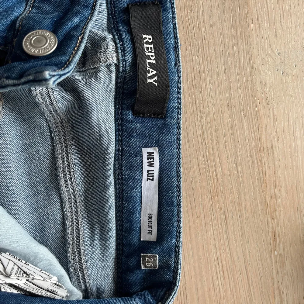 Jätte snygga lågmidjade bootcut jeans från Replay. Jätte bra skick. Storlek: 26 Skriv för mått. Köpta för: 1300 Säljer för: 550 . Farkut & Housut.