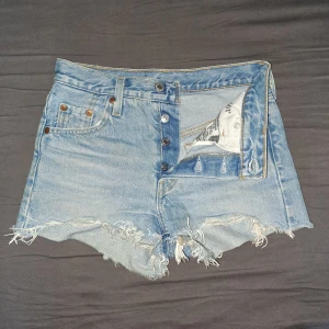 Levi's jeans shorts  - Superfina Levi's shorts i storlek W23, välanvända utan skador på plagget. Säljer för att de tyvär inte passar längre.