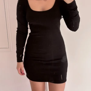 Långärmad klänning med djup urringning - Svart långärmad kort klänning med djup urringning från Lager157. Jätte snygg med eller utan bh men för kort för mig personligen. 