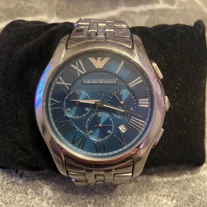 Armani klocka  - Klocka från Armani, Emporio Armani AR1787. Rostfritt stål. Diametern är 4,3, armbandsbredden 2 cm och omkretsen är 20 cm. Skriv för fler bilder och lägg gärna prisförslag:)