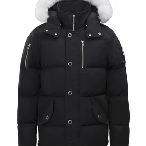 Moose knucklse  - Säljer denna jackan som är använd ett par gånger annars är den bra skick. Pälsen kan du bestämma om du vill ha på dig det annars kan du ta bort pälsen