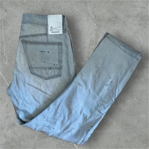 Ljusgrå Jeans W31 L30 - Snygga ljusgråa jeans från ett lyxigt klädmärke grundat i Amsterdam.  Byxorna är i bra skick och har små användnings spår.  Storlek W31 L30.   Ställ gärna frågor vid funderingar!