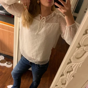 Vit blus med snöre - Bra skick endast lite skrynklig men lätt fixat 