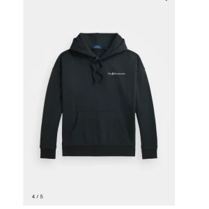Ralph lauren hoodie  - Säljer nu denna riktigt feta Ralph lauren hoodien || splitter ny, aldrig använd. Tags och klistermärken är kvar på || nypris: 2685kr, vårat pris: 849kr || den är riktigt skön och snygg nu till vintern || har du frågor är det bara att höra av dig :)