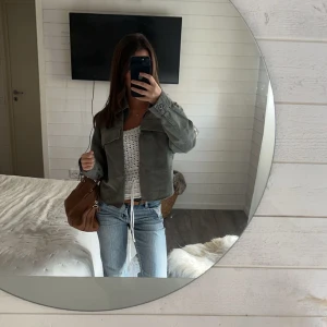 Broderad grön jacka - En supersnygg grön jacka från zara med broderier på fickorna och ärmsluten🍁🍂🧡