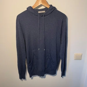 Stickad hoodie - Mango stickad hoodie. Skick: 9/10!  Pris 499kr‼️ Vid övriga frågor bara skriv🤝