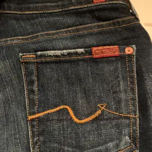 Snygga jeans från USA från 7 For All Mankind. Snygg tvätt i bra skick, lite använda. Storlek w26