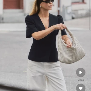 Svart topp - Så snygg svart topp från Moa Matsssons kollektion på NA-KD, inte använd och lapparna finns kvar, helt slutsåld!! 