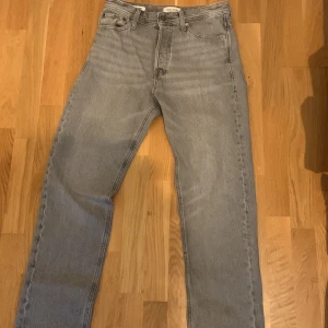 JACK N JONES relaxed jeans - I väldigt bra skick och inte använt då mycket då dem ej passar mig