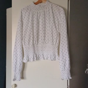 Topp - Säljer denna för aldrig kunnat matcha den till nåt o passar inte riktigt in, oanvänd