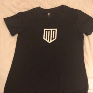 Maya delorez t-shirt strl M - Har två st till salu! Säljer min maya delorez rid tshirt i storlek medium. Ny ny pris 349 kr men mitt pris 120 kr exkl frakt. Frakt delar vi på. 150  kr inkl frakt! Priset kan sänkas vid snabb och smidig affär. 