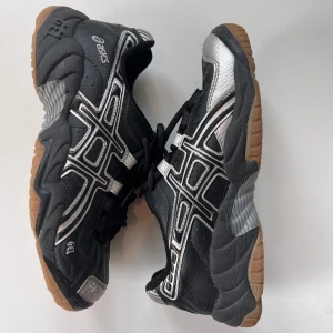 Asics Skor - Svarta och silvriga Asics skor i storlek 38! Sälja pga för liten storlek för mig. Använda mer ser fräscha ut! 