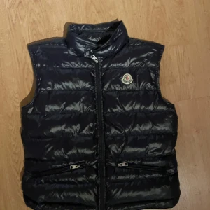 Moncler Väst - Perfekt skick. Säljer för den är för liten. Pris kan diskuteras 
