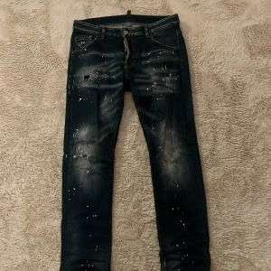 Dsquared2 Jeans - Storlek 48, bra skick inte använda så mycket. Skriv för mer info.