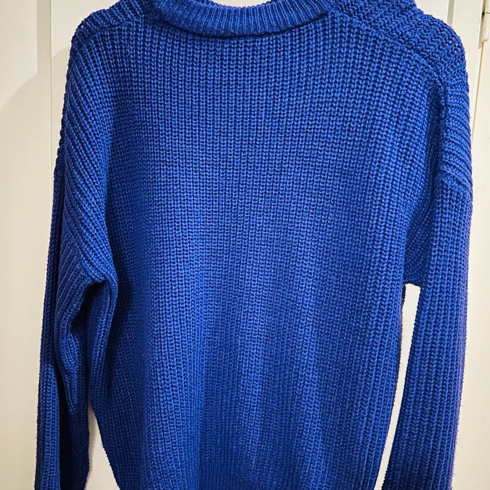 Säljer en snygg lila stickad tröja från Esmara. Perfekt för kyliga dagar med sin mysiga och varma känsla. Tröjan har en klassisk design med långa ärmar och en rund halsringning. Passar både till vardags och lite finare tillfällen. . Tröjor & Koftor.