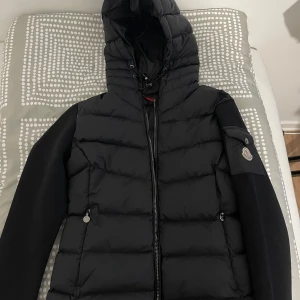 Moncler jacka - 10/10 skick, har it använt den. Storlek 1 motsvarar XS. Frågor om spesifika mått o bilder skicka personligt meddelande. Säljer den BILLIGT efter som vill sälha den så snabbt så möjligt.