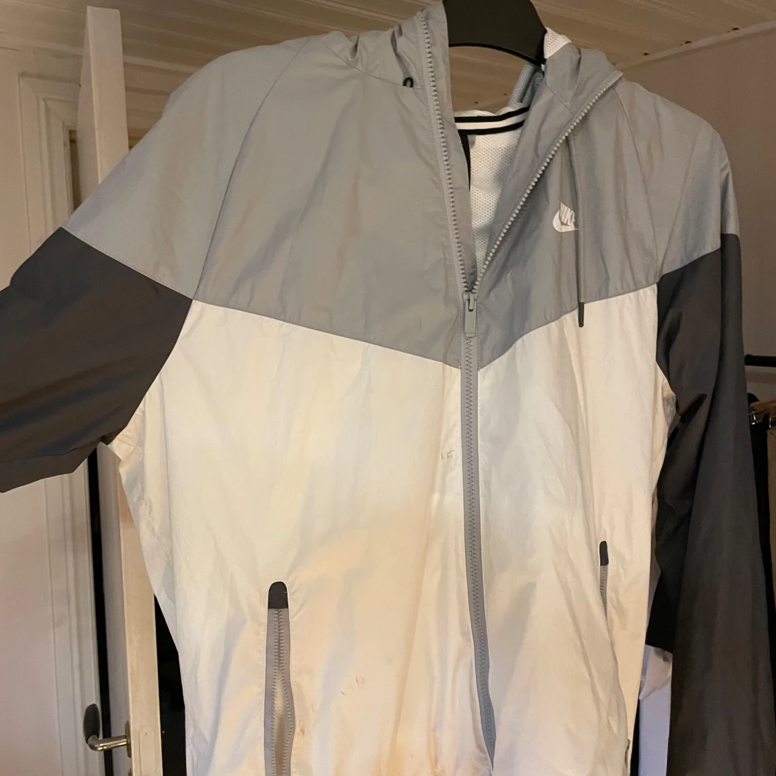 Grå och vit vindjacka från Nike - 91