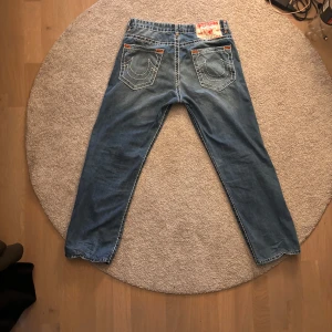 True religion  - Ett par riktigt snygga True Religon. Denna annons är mest för intresse koll, vid intresse hör av så kan vi diskutera pris. 