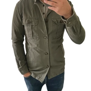 Feild jacka  - Riktigt snygg jacka  Vid frågor och funderingar skriv 