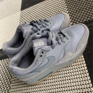 Nike Air Max Cool Grey Gum - Knappast använda Skick 9/10 Säljs ej i butik längre 