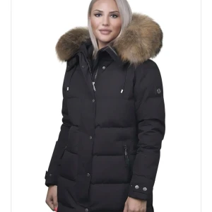 Hollies Subway (Äkta päls) - Säljer min Hollies subway köpt på jackan.com för 5000kr. Använd en vinter och köpt 2022.  Säljer eftersom att den inte är min stil längre. Storlek 40 men passar 38. Gott skick, skriv privat för bilder på jackan. Pris kan diskuteras vid snabbt köp.