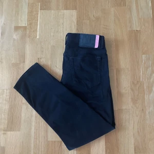 Acne Studios Jeans - Halloj, säljer nu dessa Acne jeans! Info: Märke: Acnestudios  Modell: River Stay Black Cond: 9/10 Färg: Svart Storlek: 32/32  (Ny pris 2800 kr)  Tveka inte på att ställa frågor!  // SS 