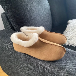 Tofflor beige  - Beigea tofflor med foder i storlek 38, men något smala så mer en storlek 37. De kommer från Clas Ohlsson och endast testade