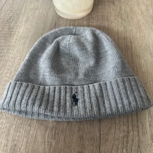 Mössa polo - Skick 7/10 Ett litet hål  Därmed det billiga priset