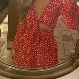 Adoore riviera klänning - Säljer denna charmiga klänning. Enbart använd en gång. Faller så fint🥹. Storlek XS men funkar fint på mig som är en S. 