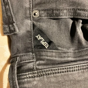 Replay jeans - Skick 8/10 snygga svarta jeans använder dom inte för att dom inte passar längre. Skriv till mig om du har några frågor eller vill ha fler bilder. Nypris runt 1000kr