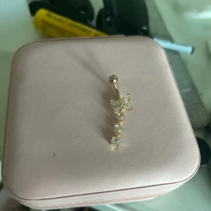 Navelpercing - Helt ny, han aldrig använda den innan ja behövde ta ut min percing