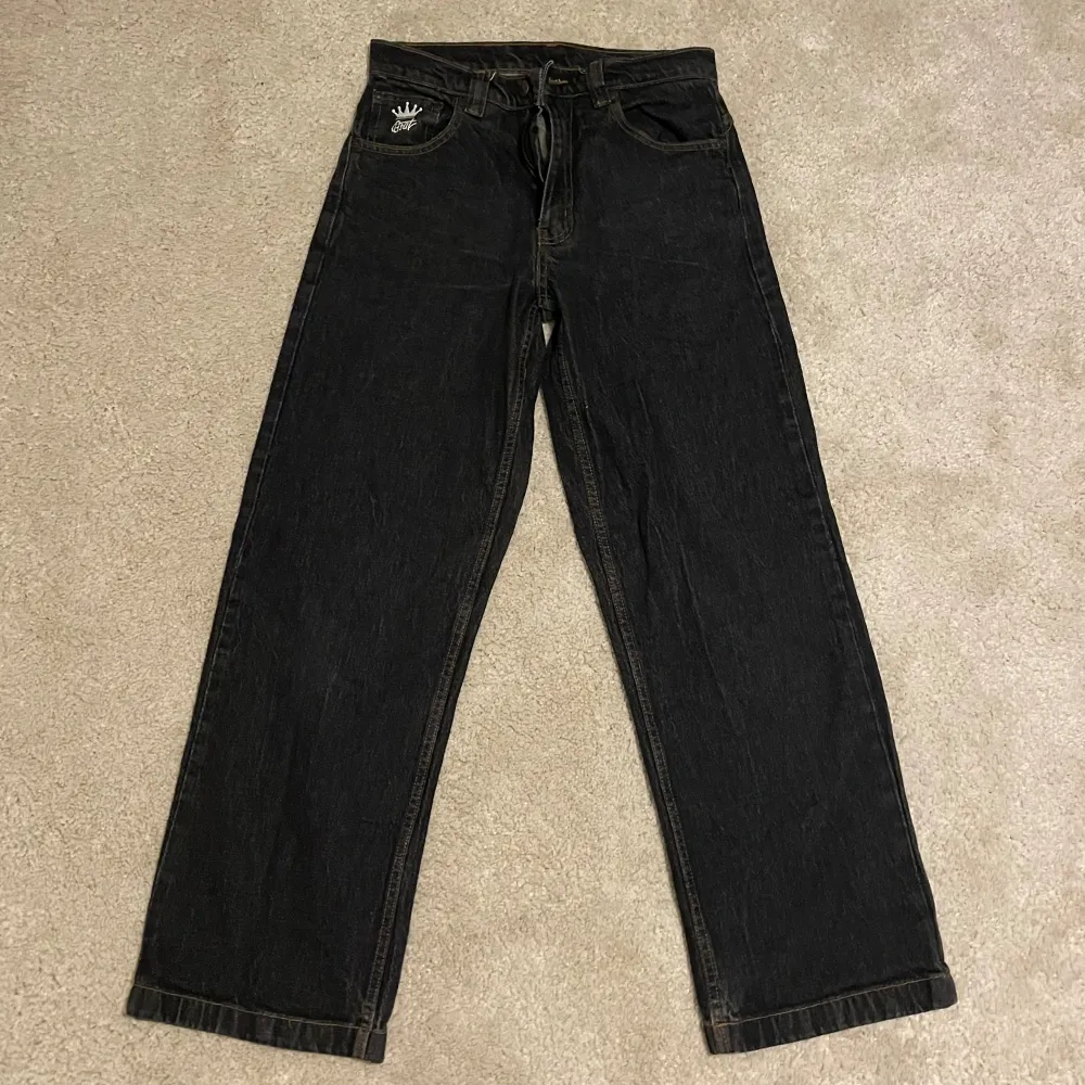 Baggy jeans från bsat, använda typ en gång men passade mig inte riktigt. Nypris är 900 Midjemått:39 Benlängd:100. Jeans & Byxor.