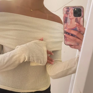 Of shoulder top - Superfin topp från Ginatricot! Lite utsvängda i armarna och scrunch detaljer vid axlarna, inga defekter ser helt ny ut☺️