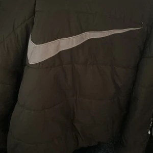 Nike jacka s - Nike jacka i storlek s ganska bra skick.  Skulle säga att den är till för folk i 13 års åldern.