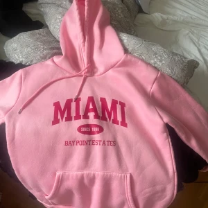 Rosa hoodie - Vet ej var den är köpt men har aldrig använt den. 