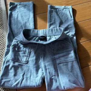 Juicy byxor  - Super snygga juciy byxor i ljusgrå färg. Det är fickor på rumpan.  Saknar tyvär band 