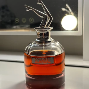 Scandal by Night - Jean Paul Gaultier (80 ml) - Säljer denna Eau de Parfum Intense i originalflaska (80 ml) från Jean Paul Gaultier. Scandal by Night har en djup doft som är perfekt för kvällsbruk. Nästan full flaska, som syns på bilden.