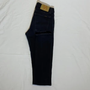 Nudie Jeans - Nudie jeans i nyskick, kan ej se modell då tagen är urtvättad därav det billiga priset. Storleken är W27,L34 och färgen är svart. Vid frågor är det bara att höra av dig svarar oftast inom en timma//OwnStyle