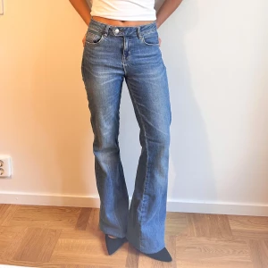 Snygga zara jeans  - Så snygga bootcut zara jeans i storlek 34 i jättebra skick 