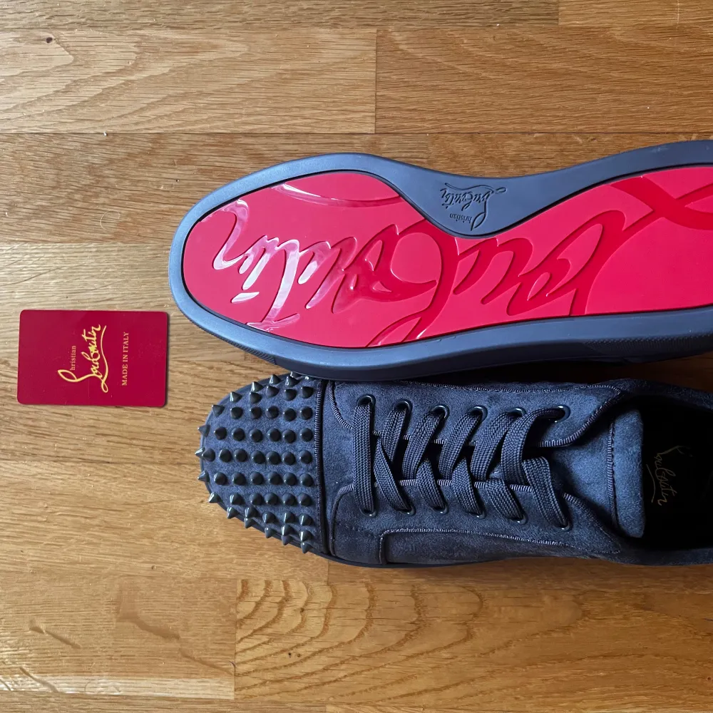 Christian Louboutin sneakers, helt nya i mörkgrå mocka med ikonisk röd sula och spikar på hälen. Perfekta för både fest och vardag. Storlek: (43). Oanvända och i toppskick! Pris: (2000). Kontakta för mer info pris kan diskuteras!. Skor.