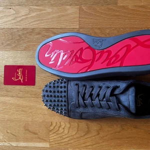 Christian Louboutin skor herr storlek 43 - Christian Louboutin sneakers, helt nya i mörkgrå mocka med ikonisk röd sula och spikar på hälen. Perfekta för både fest och vardag. Storlek: (43). Oanvända och i toppskick! Pris: (2000). Kontakta för mer info pris kan diskuteras!