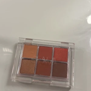 Caia ögonskugga  - Säljer en ögonskuggspalett från Caia i färgen heat wave i väldigt fint skick ej använd 