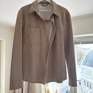 Overshirt  - Snygg Overshirt från Zara. Det är en fläck på insidan av jackan men inget som syns utifrån.
