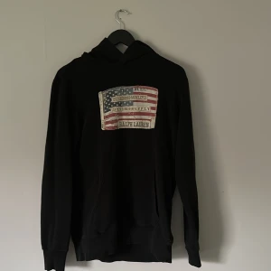 Ralph lauren hoodie  - Säljer denna riktigt schyssta Ralph Lauren Hoodie. Storlek M.skick 9/10 eftersom den inte är andvänd så många gånger. Nypris ca 1600kr. Mitt pris 899kr!!