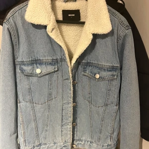 Fodrad jeansjacka - Fodrad varm jeansjacka från Bikbok i strl L i gott skick