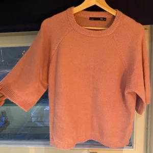 Stickad T-shirt  - Stickad T-shirt från lager 157. Oanvänd. Rosa!🩷